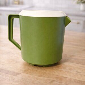 Vintage Rubbermaid Pitcher olive green 70’s 1 1/2 quart